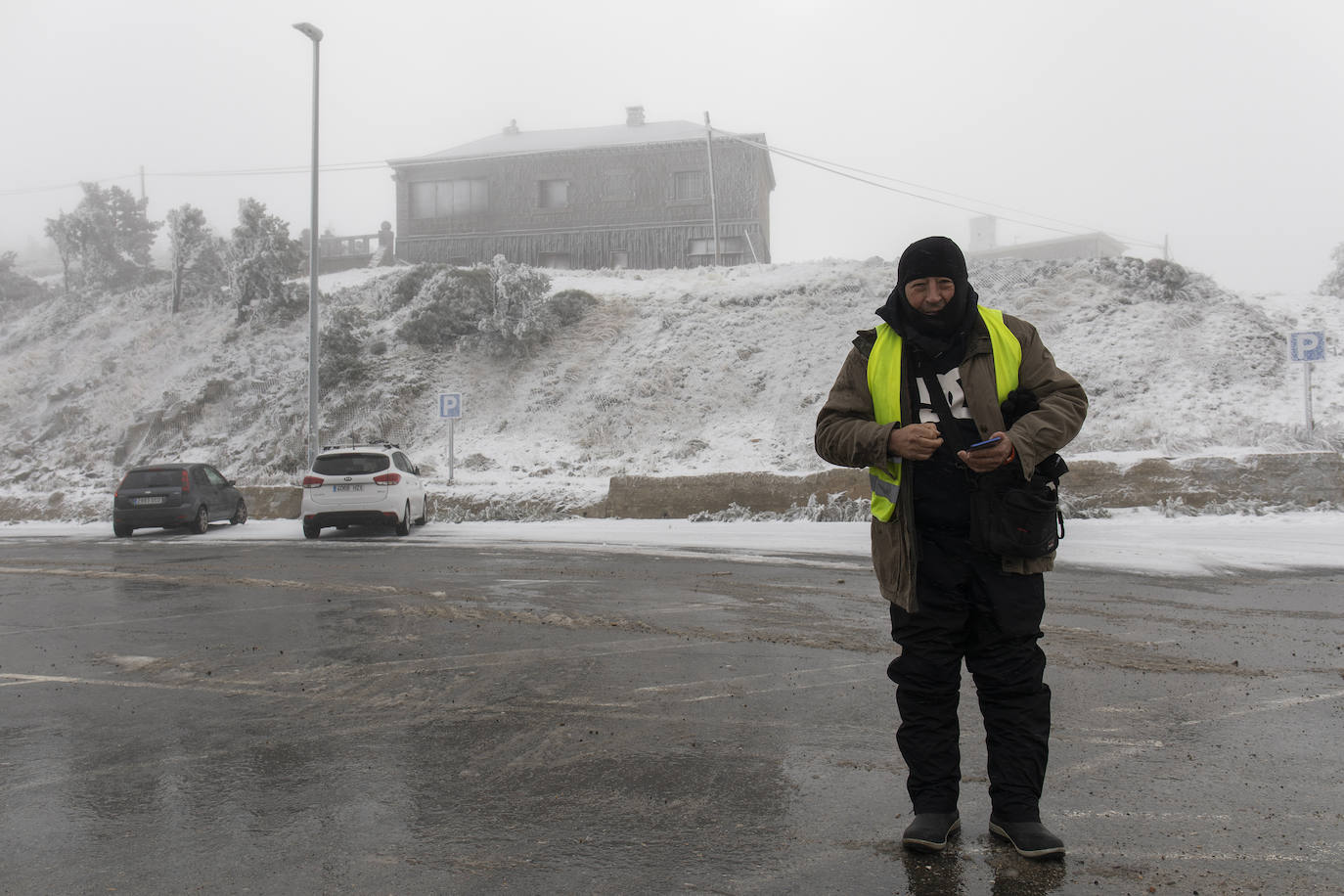 La primera nevada del otoño de 2021 cae en el norte de la península ibérica. 