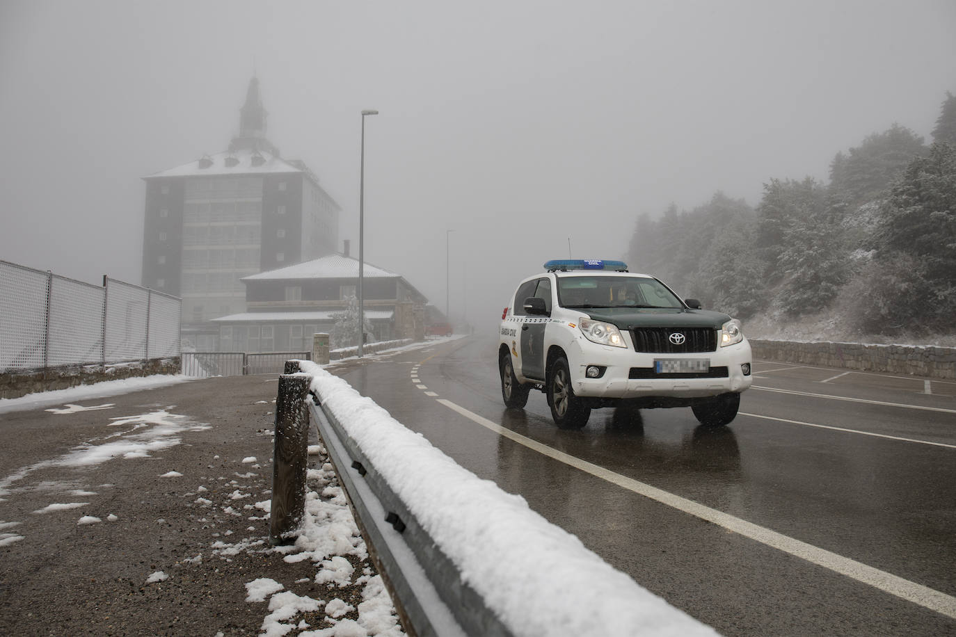 La primera nevada del otoño de 2021 cae en el norte de la península ibérica. 