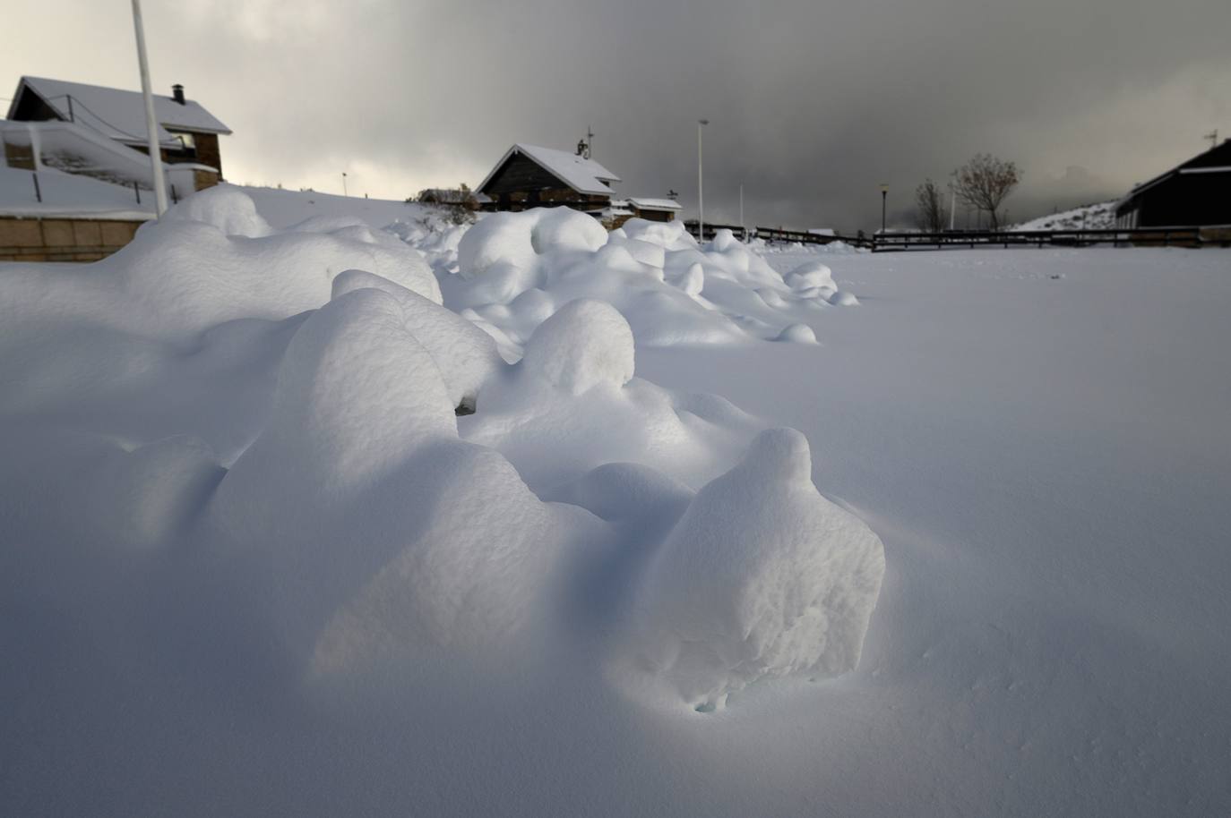 La primera nevada del otoño de 2021 cae en el norte de la península ibérica. 