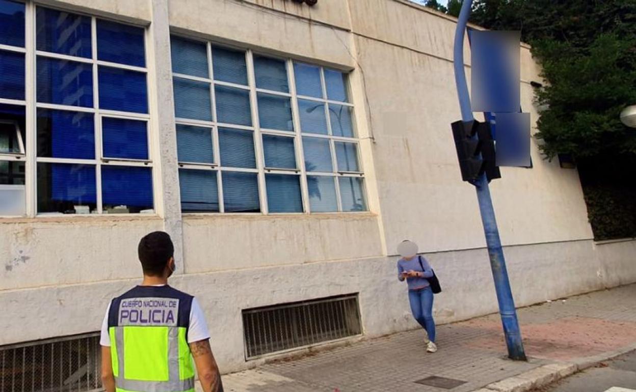 Imagen exterior del instituto alicantino donde se produjo el robo en el mes de febrero. 