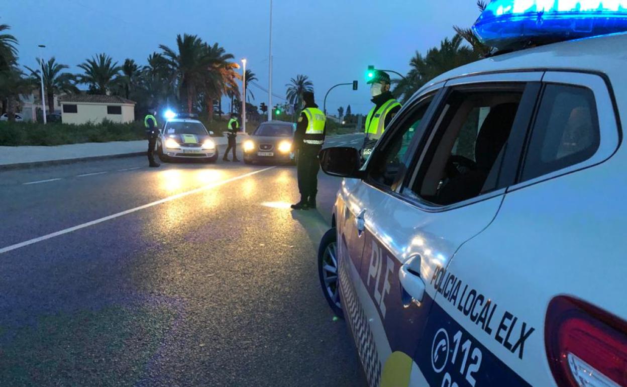 Los agentes localizaron inmediatamente al individuo en su domicilio. 