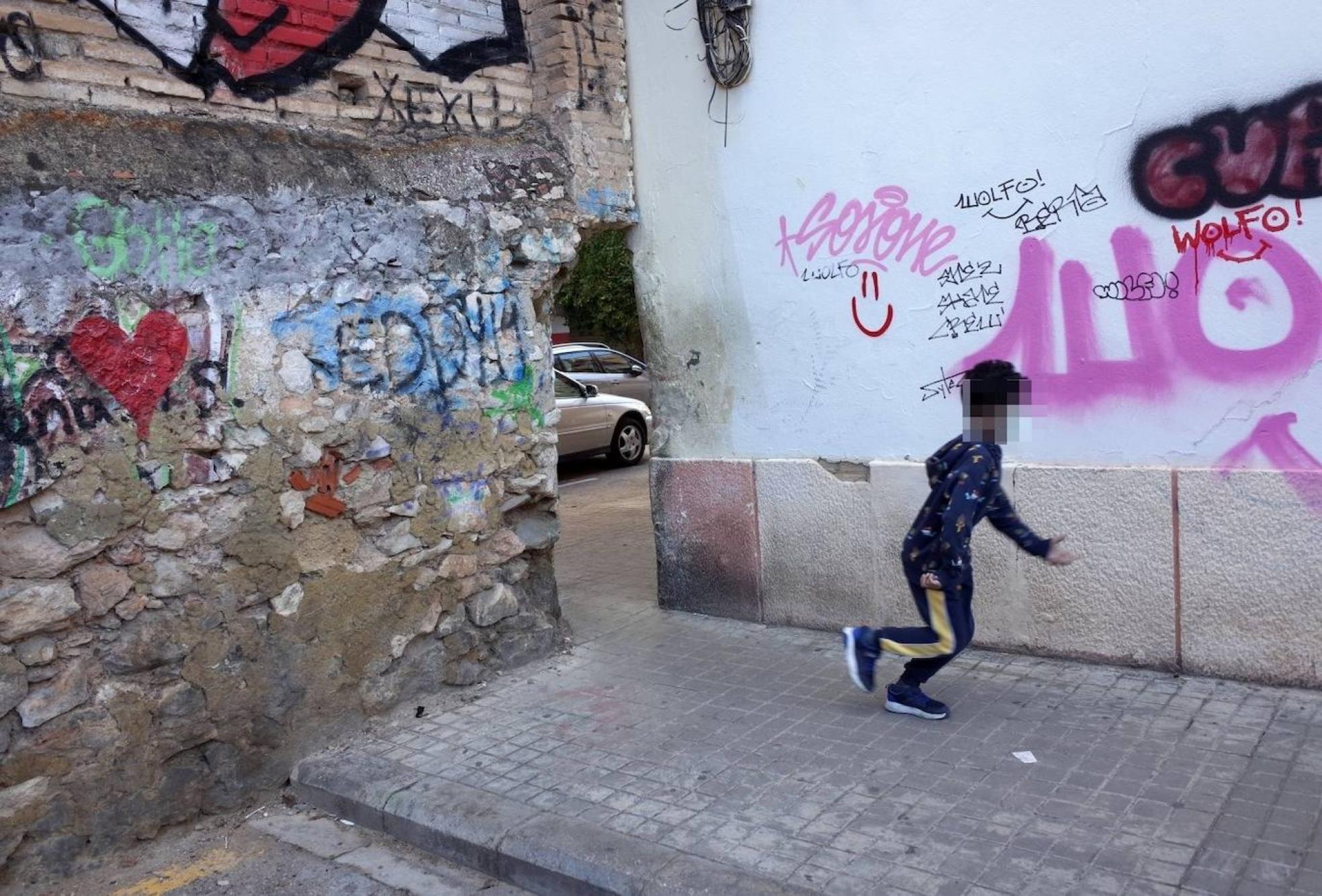 Las vergüenzas. Un agujero en la pared sirve de paso de una calle a otra en el barrio de Orriols. Txema Rodríguez