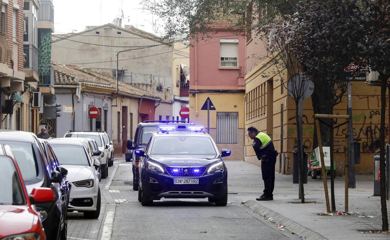 Una patrulla de la Policía vigilando el barrio del Xenillet, la pasada semana. 