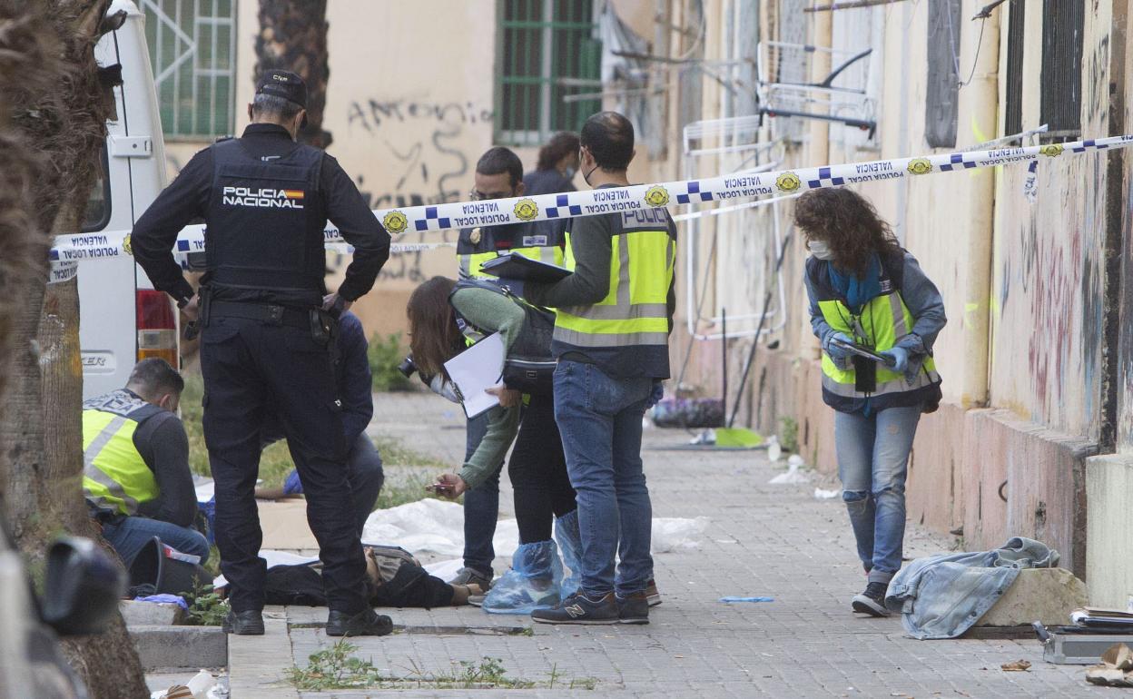 Investigadores de la Policía Nacional, junto al cuerpo del hombre fallecido. 