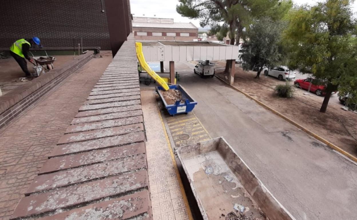 Los obreros ya trabajan en el nuevo Hospital de Día y se prevé que la actuación finalice en 8 meses. 