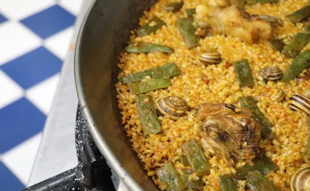 Así se hace una paella valenciana paso a paso: la receta según el DOGV