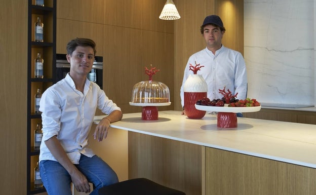 Mateo Climent y Sigfrido Serra, en una de las cocinas abiertas al salón que se han encargado de diseñar.