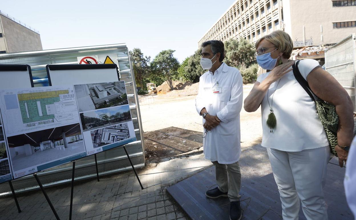 La consellera de Sanidad, Ana Barceló, en una visita a las obras de ampliación del hospital Clínico de Valencia.