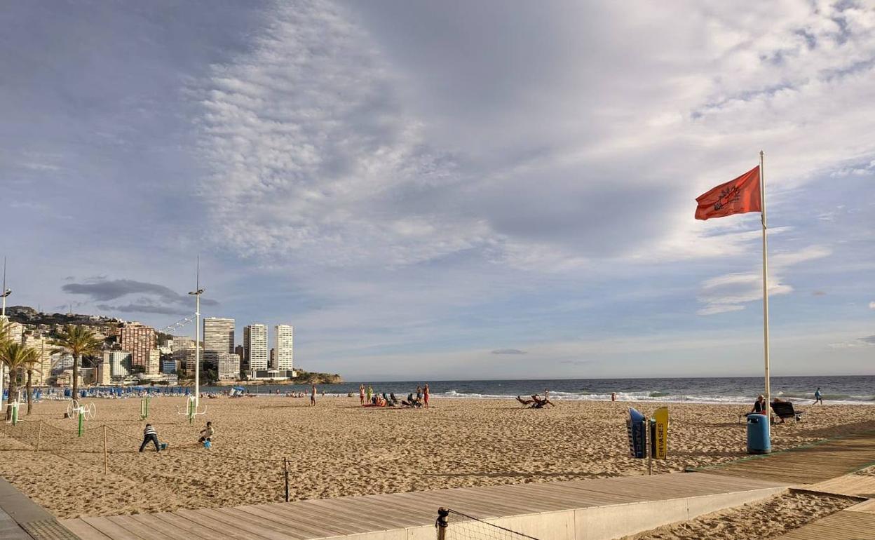 Bandera roja en la playa de Benidorm. 