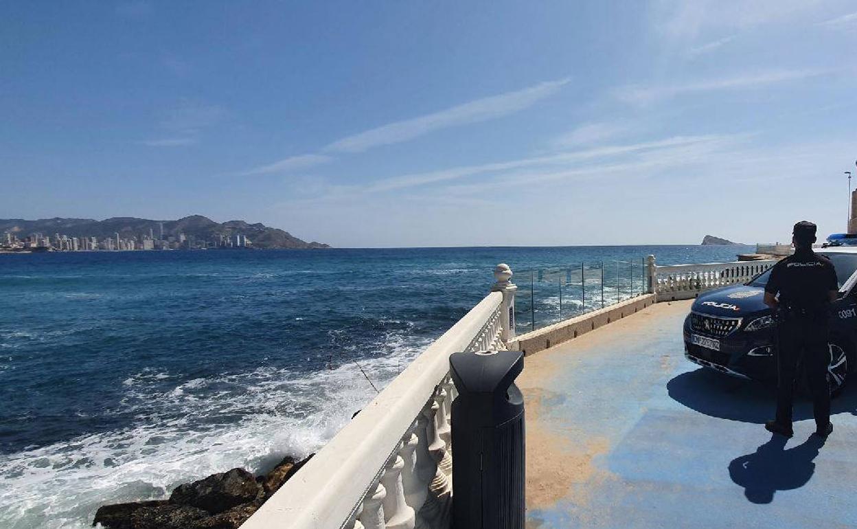 Un agente controlando el litoral de Benidorm. 
