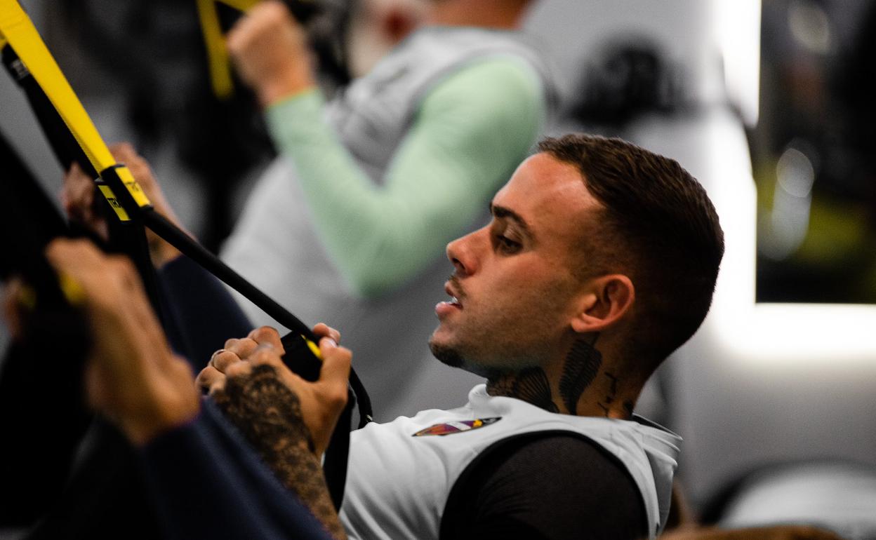 Roger Martí, realizando ejercicios en el gimnasio