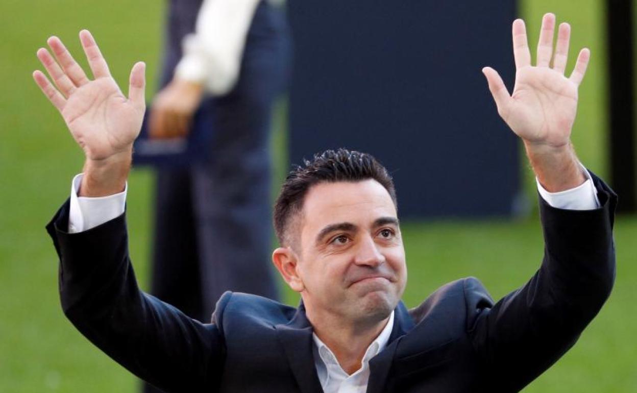 Xavi Hernández saluda a la afición azulgrana durante su presentación como entrenador del Barça. 