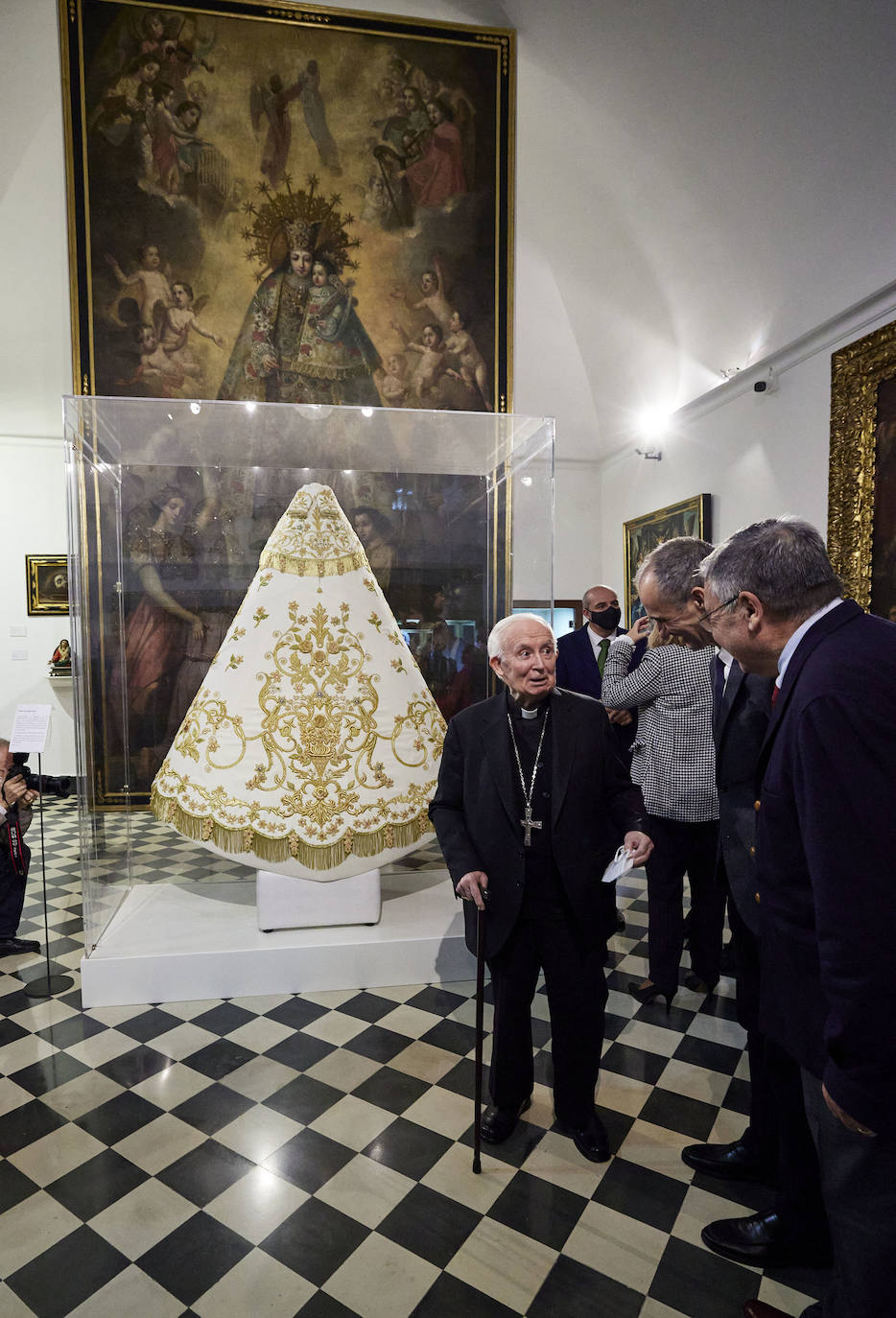 El cardenal Cañizares ha presentado el manto solidario que ha entregado LAS PROVINCIAS para la imagen peregrina de la Virgen de los Desamparados. El vestido es fruto de la generosidad de los lectores que se han sumado a la iniciativa del periódico para recaudar fondos destinados a la Fundación Pauperibus. 