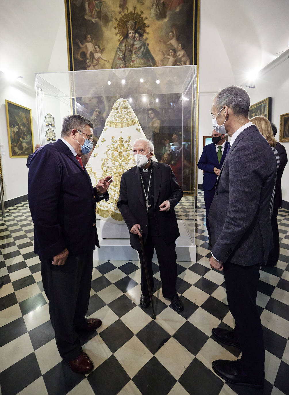 El cardenal Cañizares ha presentado el manto solidario que ha entregado LAS PROVINCIAS para la imagen peregrina de la Virgen de los Desamparados. El vestido es fruto de la generosidad de los lectores que se han sumado a la iniciativa del periódico para recaudar fondos destinados a la Fundación Pauperibus. 