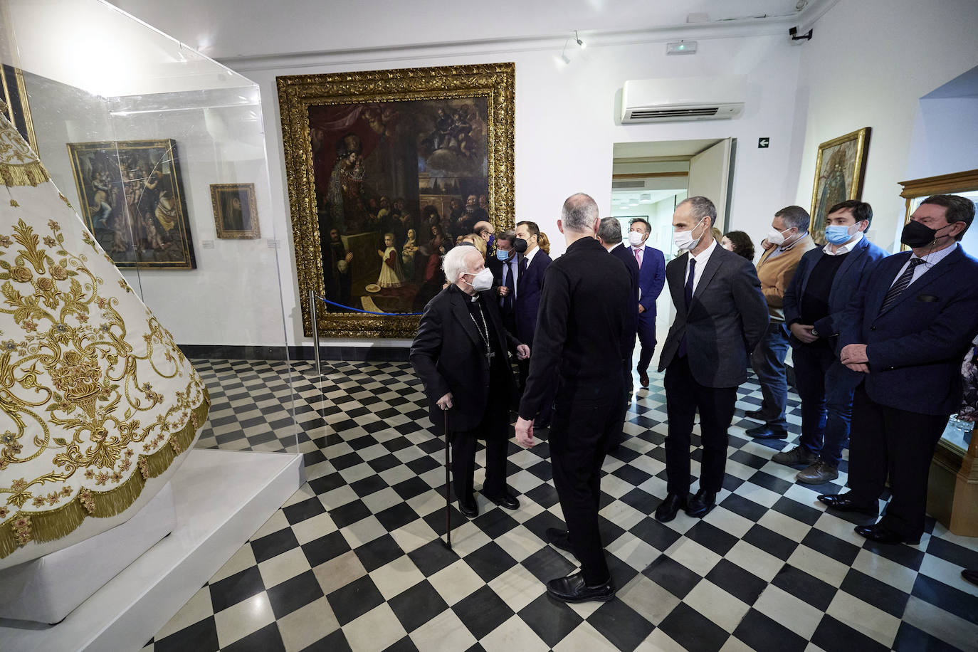 El cardenal Cañizares ha presentado el manto solidario que ha entregado LAS PROVINCIAS para la imagen peregrina de la Virgen de los Desamparados. El vestido es fruto de la generosidad de los lectores que se han sumado a la iniciativa del periódico para recaudar fondos destinados a la Fundación Pauperibus. 