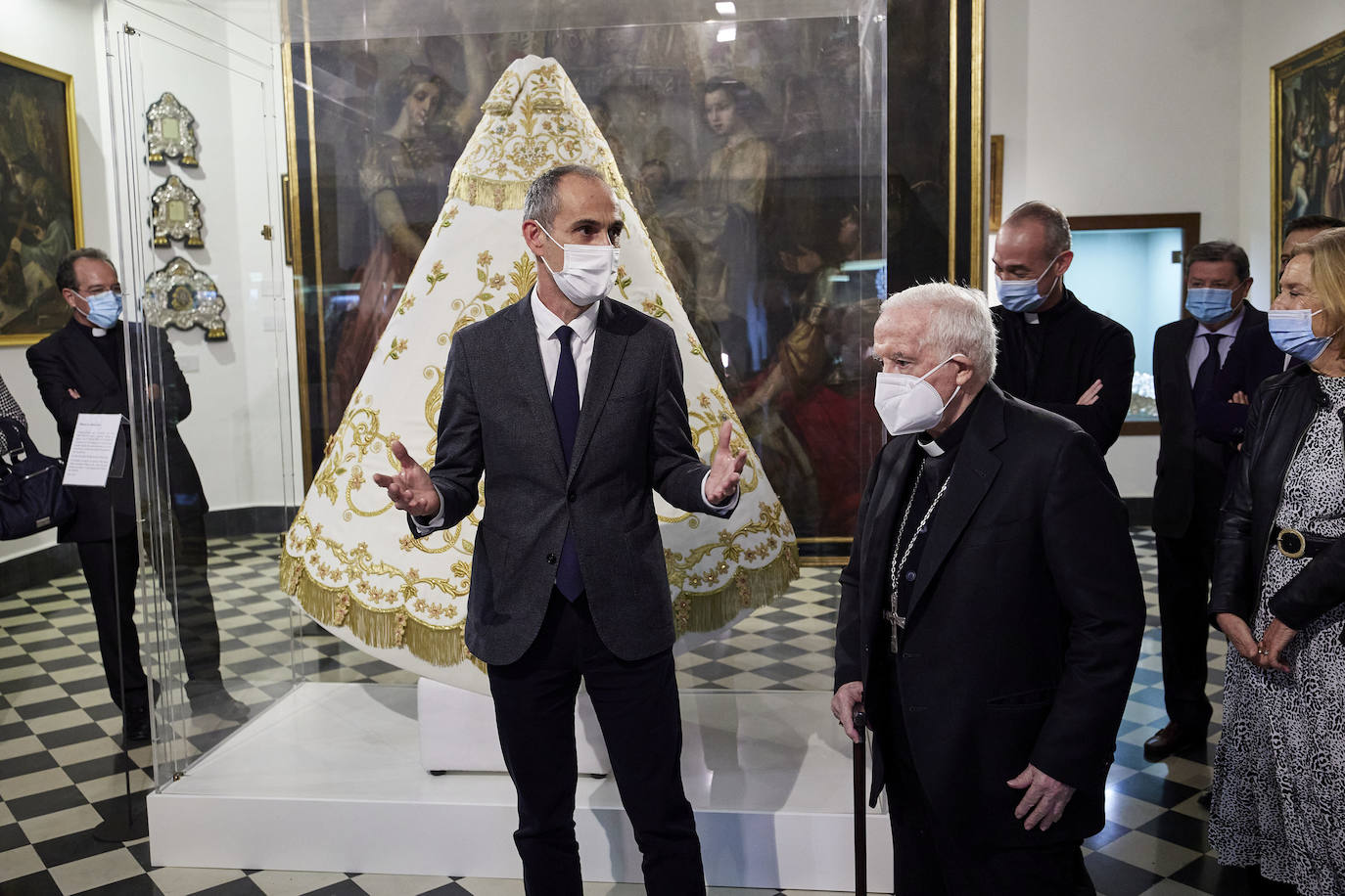 El cardenal Cañizares ha presentado el manto solidario que ha entregado LAS PROVINCIAS para la imagen peregrina de la Virgen de los Desamparados. El vestido es fruto de la generosidad de los lectores que se han sumado a la iniciativa del periódico para recaudar fondos destinados a la Fundación Pauperibus. 