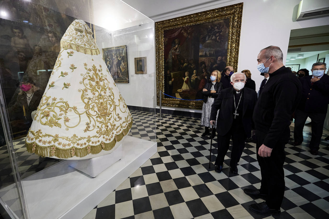 El cardenal Cañizares ha presentado el manto solidario que ha entregado LAS PROVINCIAS para la imagen peregrina de la Virgen de los Desamparados. El vestido es fruto de la generosidad de los lectores que se han sumado a la iniciativa del periódico para recaudar fondos destinados a la Fundación Pauperibus. 