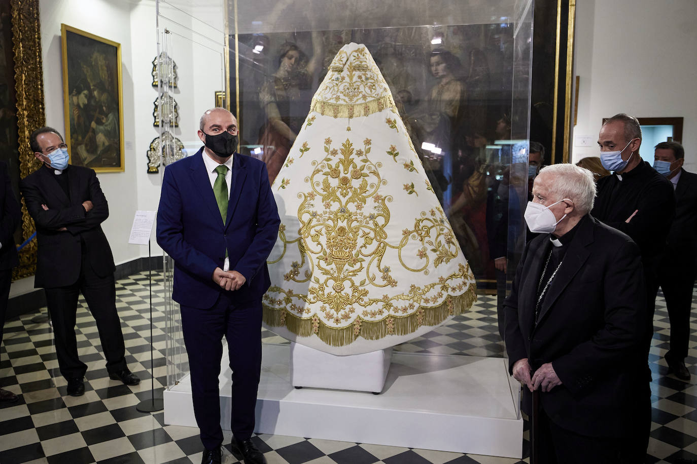 El cardenal Cañizares ha presentado el manto solidario que ha entregado LAS PROVINCIAS para la imagen peregrina de la Virgen de los Desamparados. El vestido es fruto de la generosidad de los lectores que se han sumado a la iniciativa del periódico para recaudar fondos destinados a la Fundación Pauperibus. 