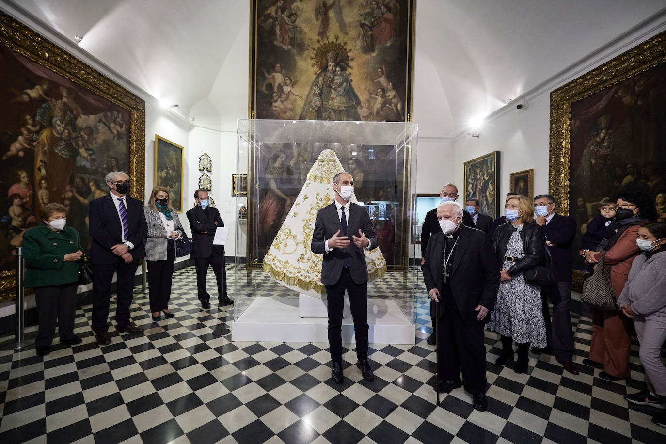 El cardenal Cañizares ha presentado el manto solidario que ha entregado LAS PROVINCIAS para la imagen peregrina de la Virgen de los Desamparados. El vestido es fruto de la generosidad de los lectores que se han sumado a la iniciativa del periódico para recaudar fondos destinados a la Fundación Pauperibus. 