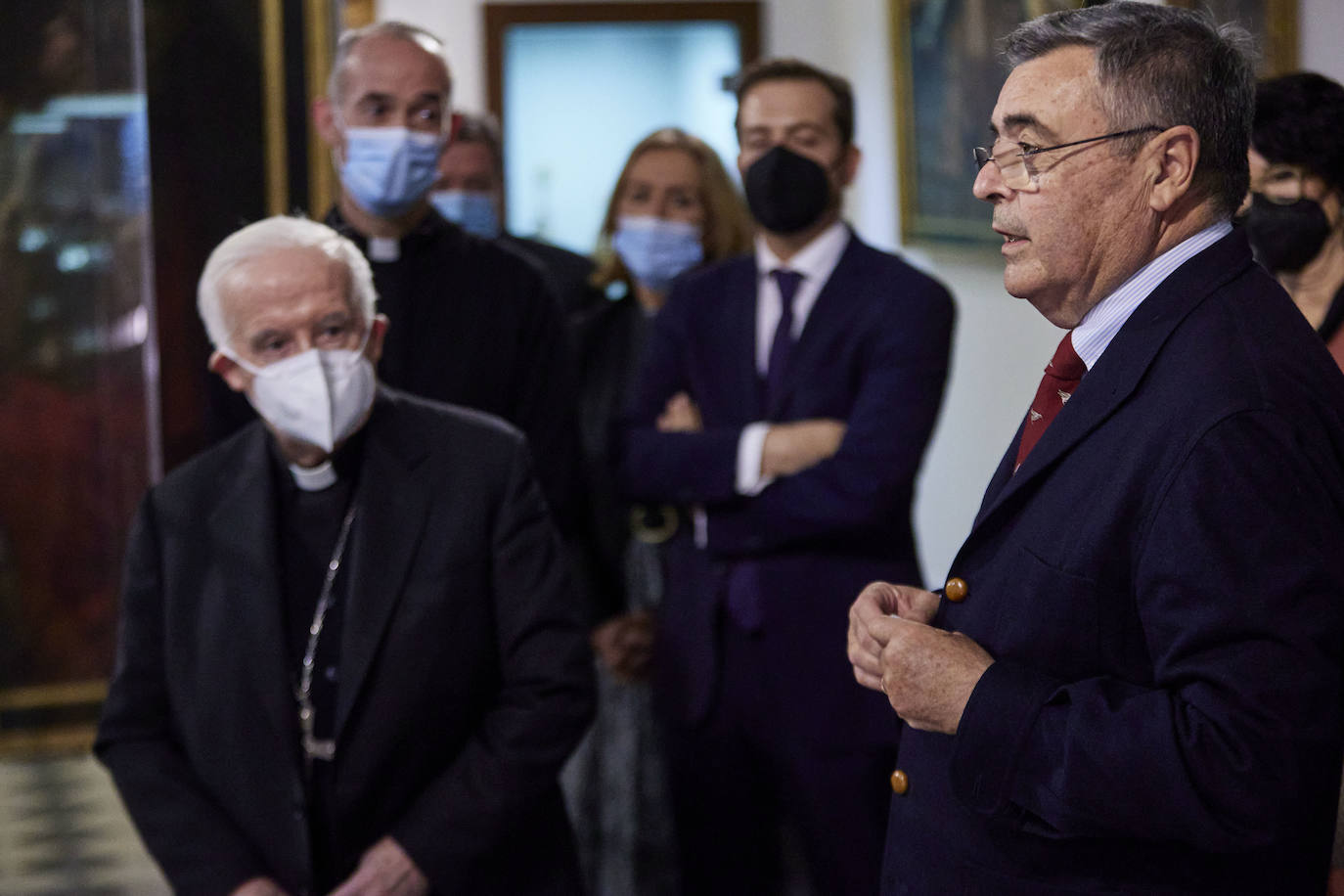 El cardenal Cañizares ha presentado el manto solidario que ha entregado LAS PROVINCIAS para la imagen peregrina de la Virgen de los Desamparados. El vestido es fruto de la generosidad de los lectores que se han sumado a la iniciativa del periódico para recaudar fondos destinados a la Fundación Pauperibus. 