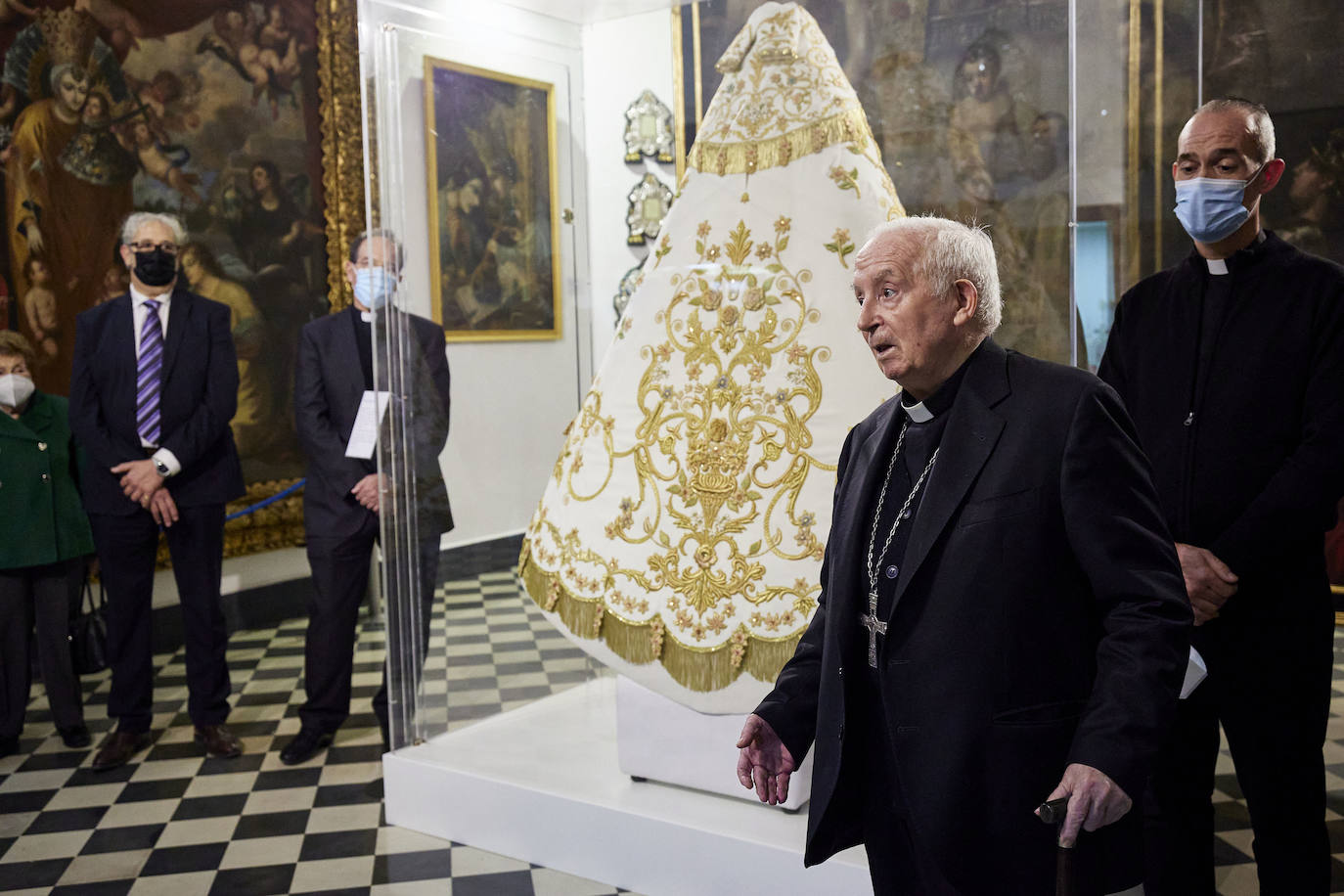 El cardenal Cañizares ha presentado el manto solidario que ha entregado LAS PROVINCIAS para la imagen peregrina de la Virgen de los Desamparados. El vestido es fruto de la generosidad de los lectores que se han sumado a la iniciativa del periódico para recaudar fondos destinados a la Fundación Pauperibus. 