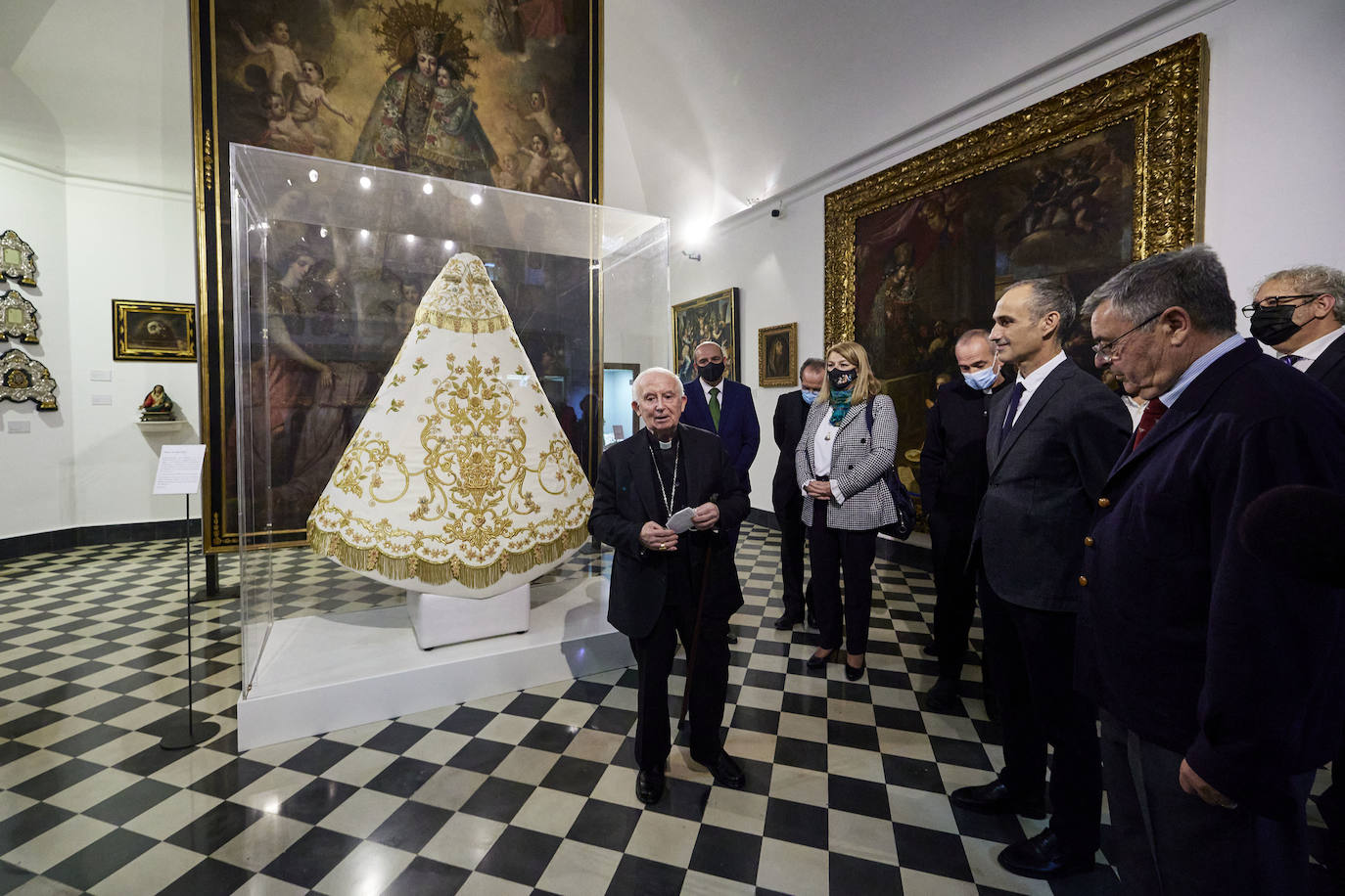 El cardenal Cañizares ha presentado el manto solidario que ha entregado LAS PROVINCIAS para la imagen peregrina de la Virgen de los Desamparados. El vestido es fruto de la generosidad de los lectores que se han sumado a la iniciativa del periódico para recaudar fondos destinados a la Fundación Pauperibus. 