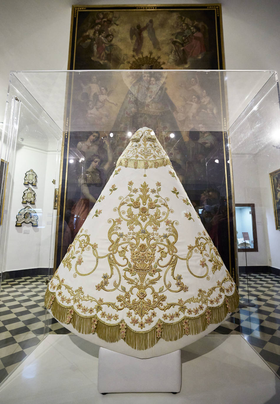 El cardenal Cañizares ha presentado el manto solidario que ha entregado LAS PROVINCIAS para la imagen peregrina de la Virgen de los Desamparados. El vestido es fruto de la generosidad de los lectores que se han sumado a la iniciativa del periódico para recaudar fondos destinados a la Fundación Pauperibus. 