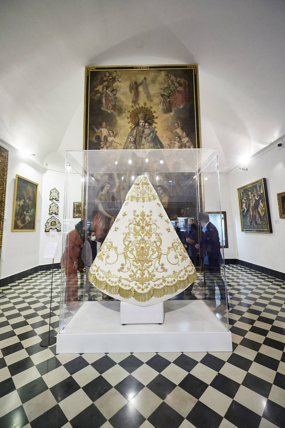 El cardenal Cañizares ha presentado el manto solidario que ha entregado LAS PROVINCIAS para la imagen peregrina de la Virgen de los Desamparados. El vestido es fruto de la generosidad de los lectores que se han sumado a la iniciativa del periódico para recaudar fondos destinados a la Fundación Pauperibus. 