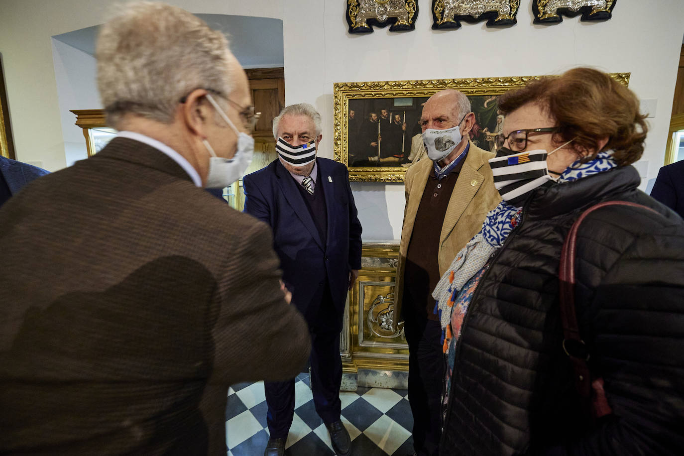 El cardenal Cañizares ha presentado el manto solidario que ha entregado LAS PROVINCIAS para la imagen peregrina de la Virgen de los Desamparados. El vestido es fruto de la generosidad de los lectores que se han sumado a la iniciativa del periódico para recaudar fondos destinados a la Fundación Pauperibus. 