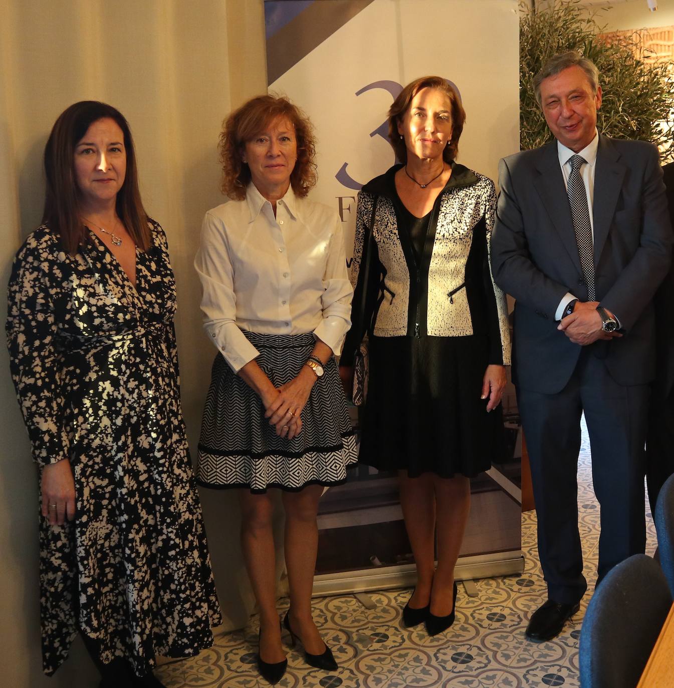 Isabel Giménez, Margarita Delgado, Paloma Martínez, y el presidente de Caixa Popular, Amadeo Ferrer.