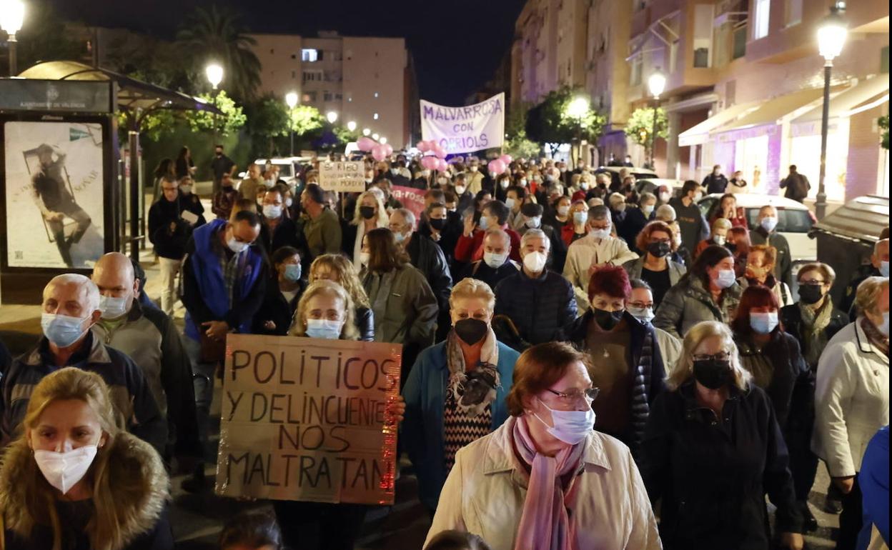 Los vacinos se manifiestan en Orriols, este miércoles.