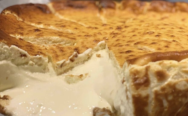 Imagen principal - Arriba, tarta de queso del Bar Mistela. Abajo a la izquierda, tarta de queso del Restaurante Mundua. Abajo a la derecha, tarta de queso del Platero Utopic Food.