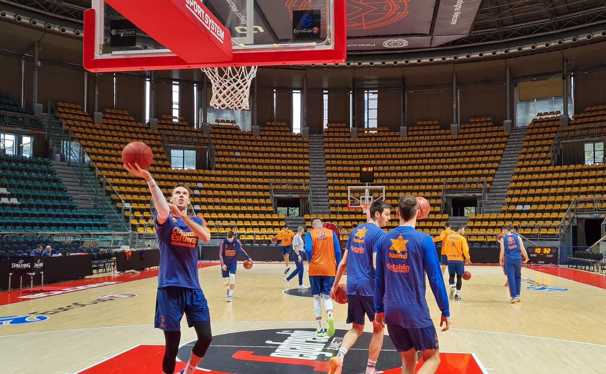 Los jugadores del Valencia Basket, durante su entrenamiento en Bolonia