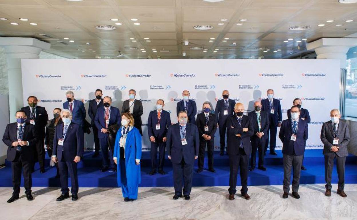 El presidente de la CEOE, Antonio Garamendi (2d); el presidente de Mercadona, Juan Roig (3d); el presidente de Boluda Corporación Marítima, Vicente Boluda (4d), y el presidente de presidente de Foment del Treball, Josep Sánchez Llibre (2i), este miércoles en el Palacio Municipal de Ifema.