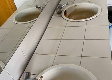 Imagen secundaria 1 - El acceso al centro y los baños de los trabajadores. 