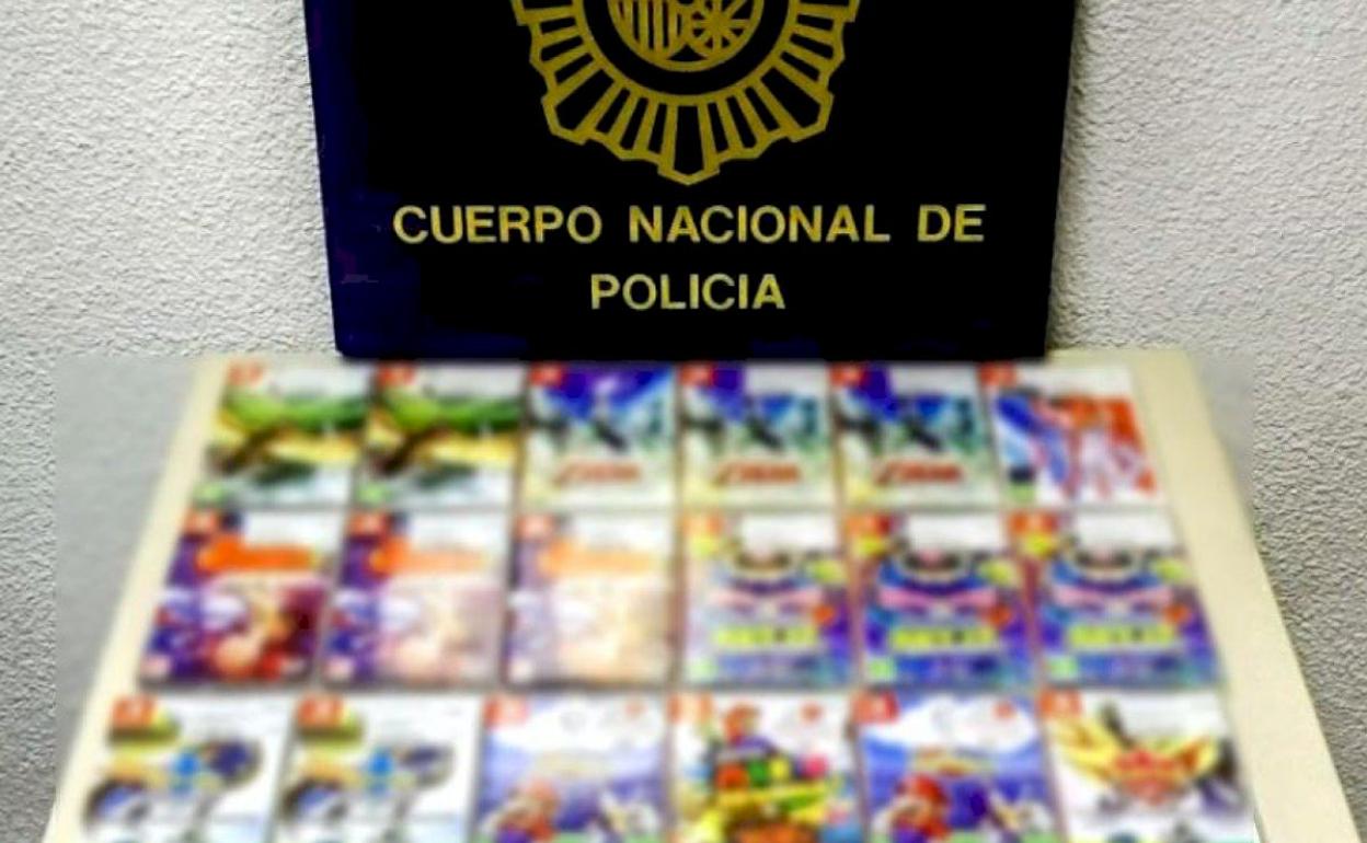 Parte de los videojuegos recuperados por los agentes. 