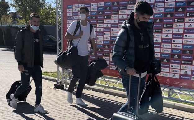 José Gayà a su llegada a la concentración de la selección junto a Pau Torres y Carlos Soler. 