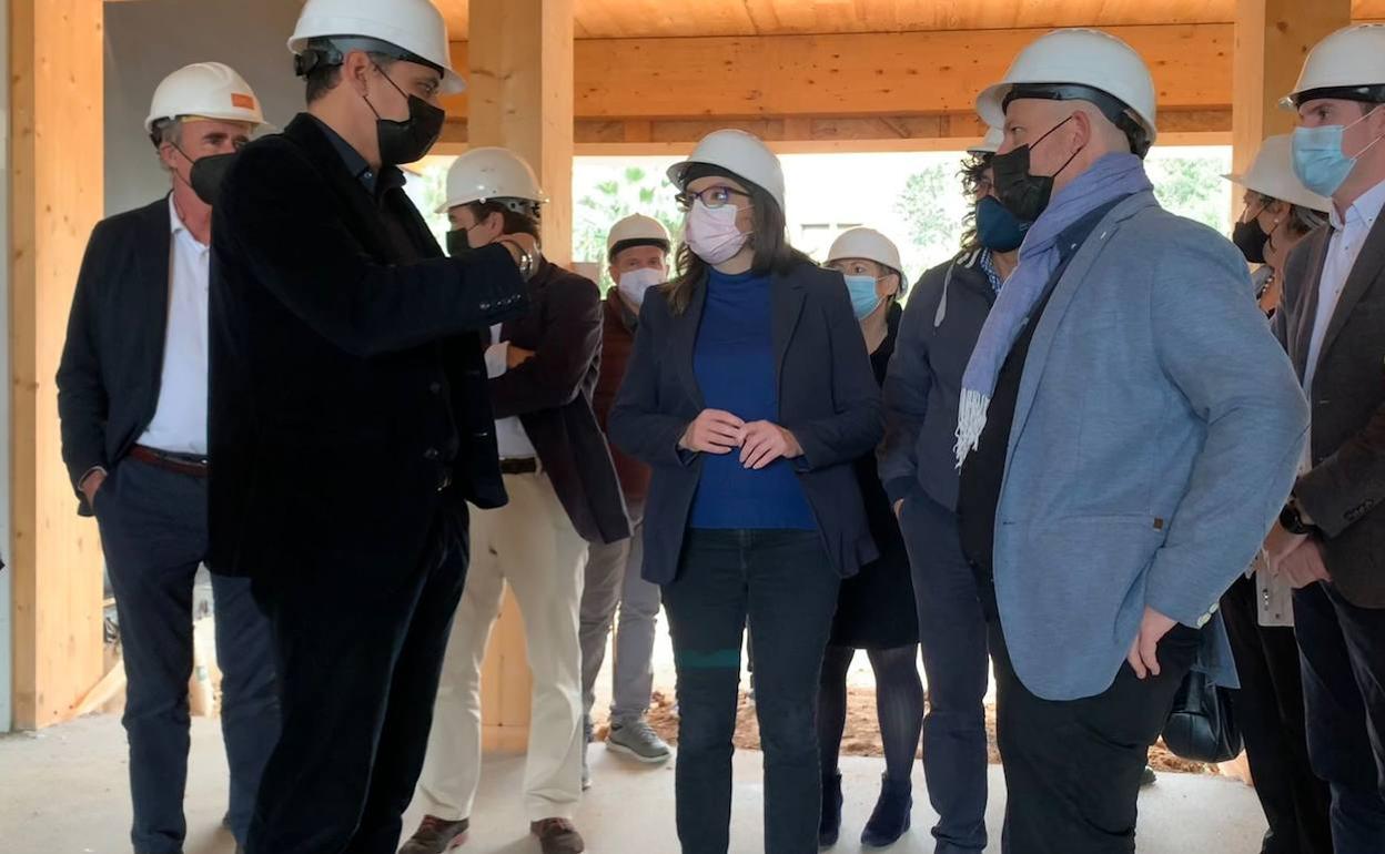 La vicepresidenta, Mónica Oltra, visita las obras del centro de día. 