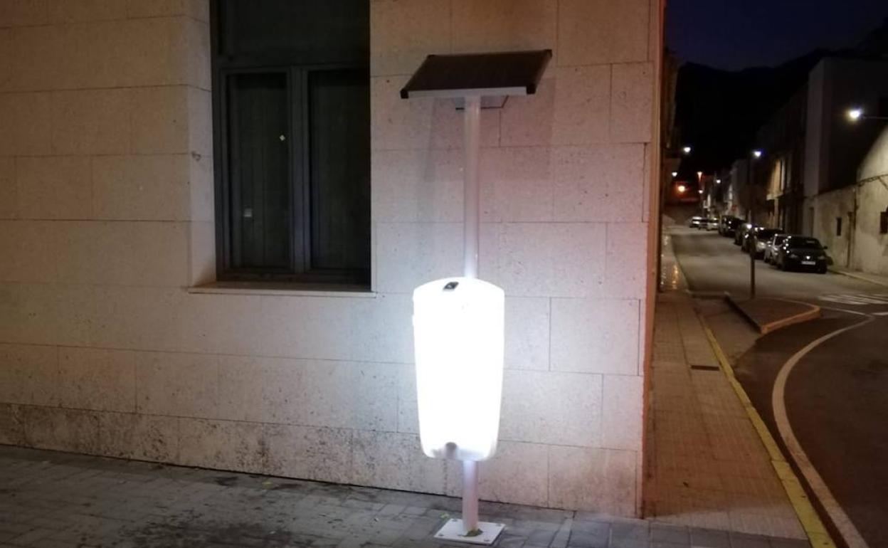 La papelera iluminada durante la noche. 