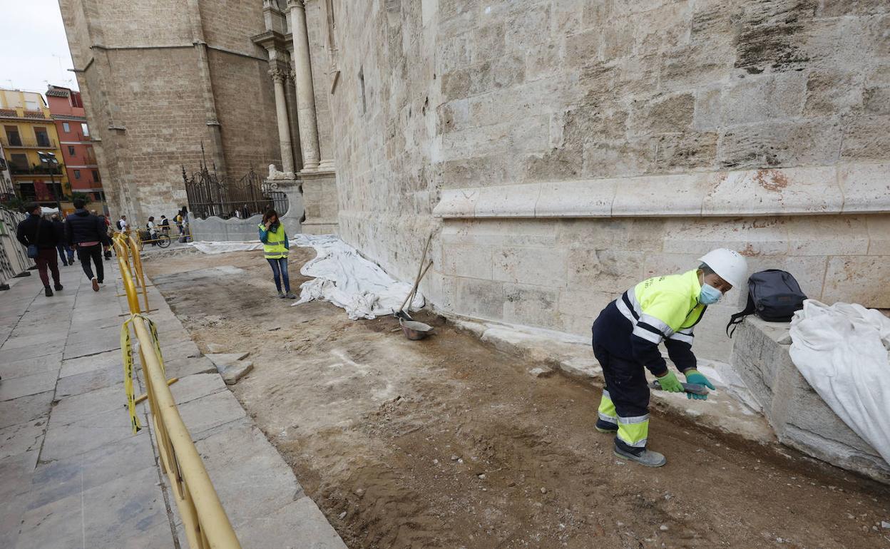 Retirada del pavimento junto a la catedral. 