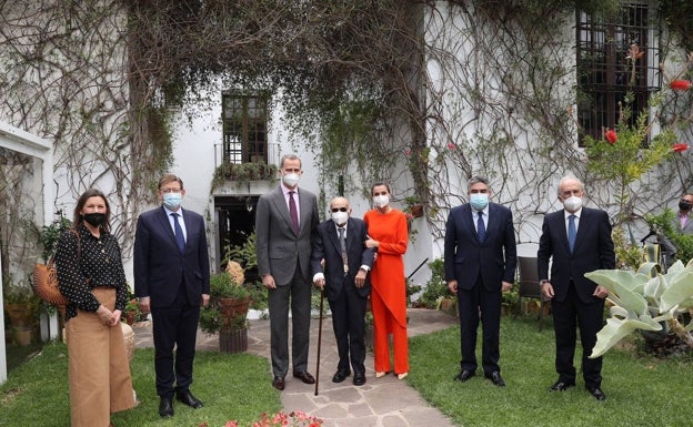 Francisco Brines, en el patio de su finca L'Elca, en mayo del año pasado cuando recibió el Premio Cervantes de manos de los Reyes. 