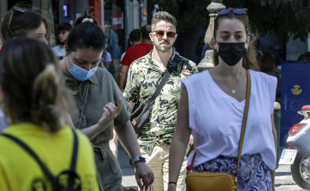 Varias personas con mascarilla en Valencia. 