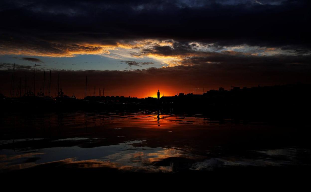 Atardecer este jueves en la Marina Real del puerto de Valencia. 