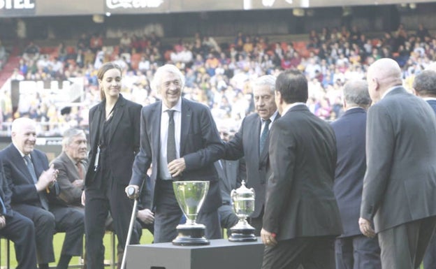 Sol, junto a Claramunt, sobre el césped de Mestalla. 