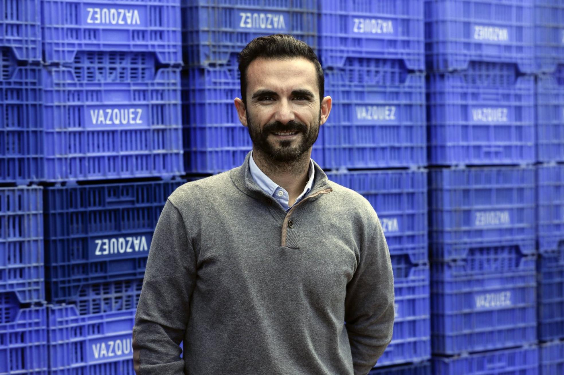Luchador. Fernando Nieto posa entre las cajas de la empresa hortofrutícola en la que trabaja.