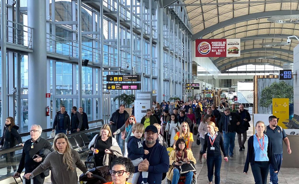 Imagen de la terminal del aeropuerto alicantino antes de la pandemia. 