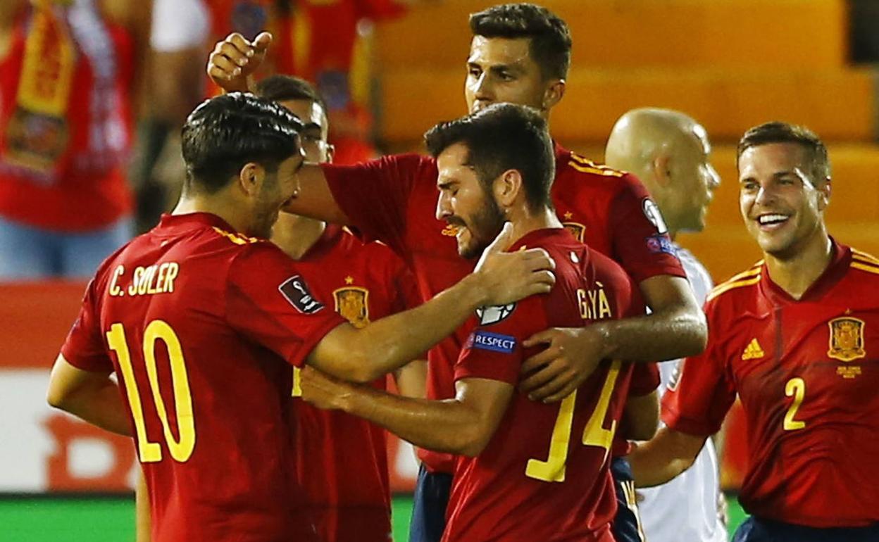 Soler felicita a Gayà por su gol ante Georgia en Badajoz. 