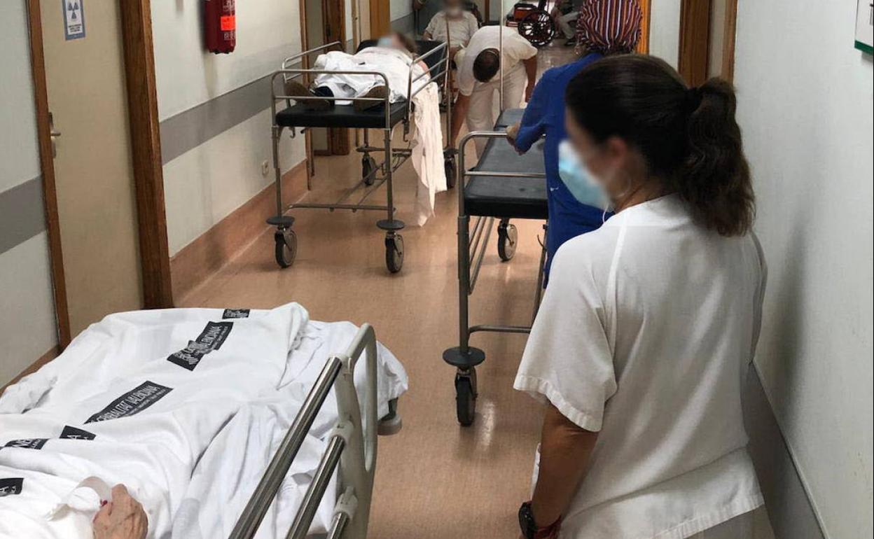 Varias camas en un pasillo del hospital General de Valencia a mediados de julio.