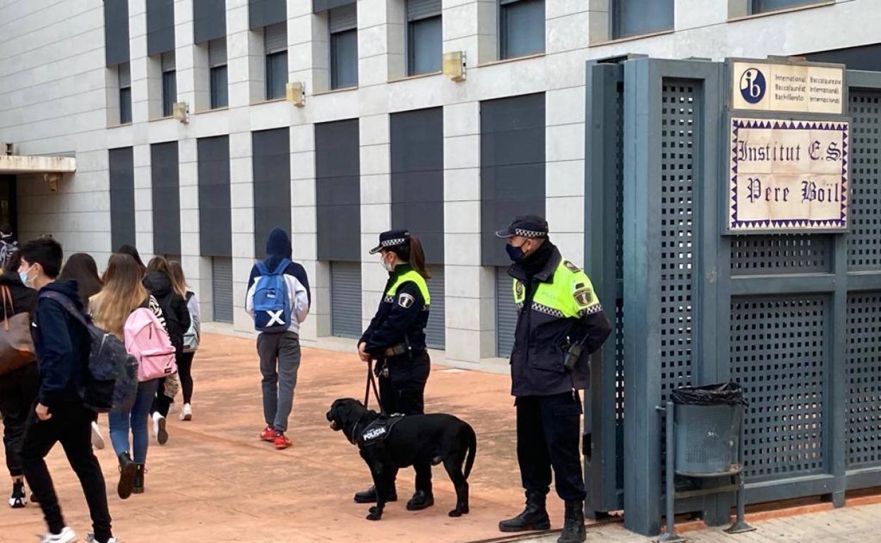 El perro, Aslan, con su propietaria en la puerta de un instituto. 