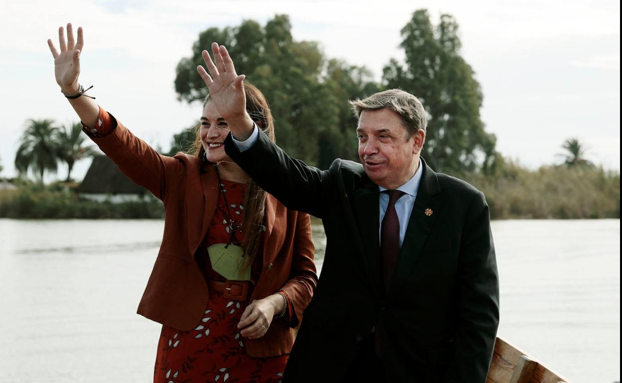 El ministro de Agricultura, Luis Planas y la Consellera de Agricultura, Desarrollo Rural, Emergencia Climática y Transición Ecológica de la Generalitat Valenciana, Mireia Mollá, durante la visita que han realizado este viernes a la Albufera de Valencia. 